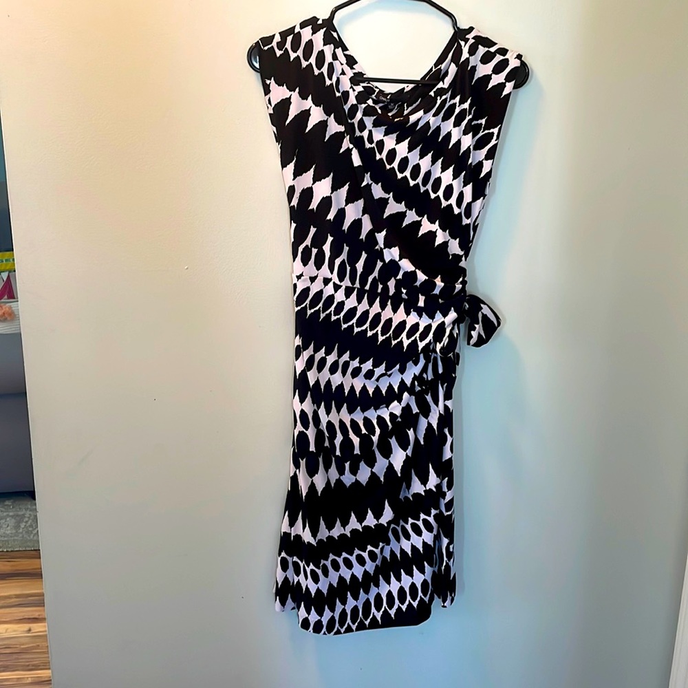Black and white fitted dress with scoop neck